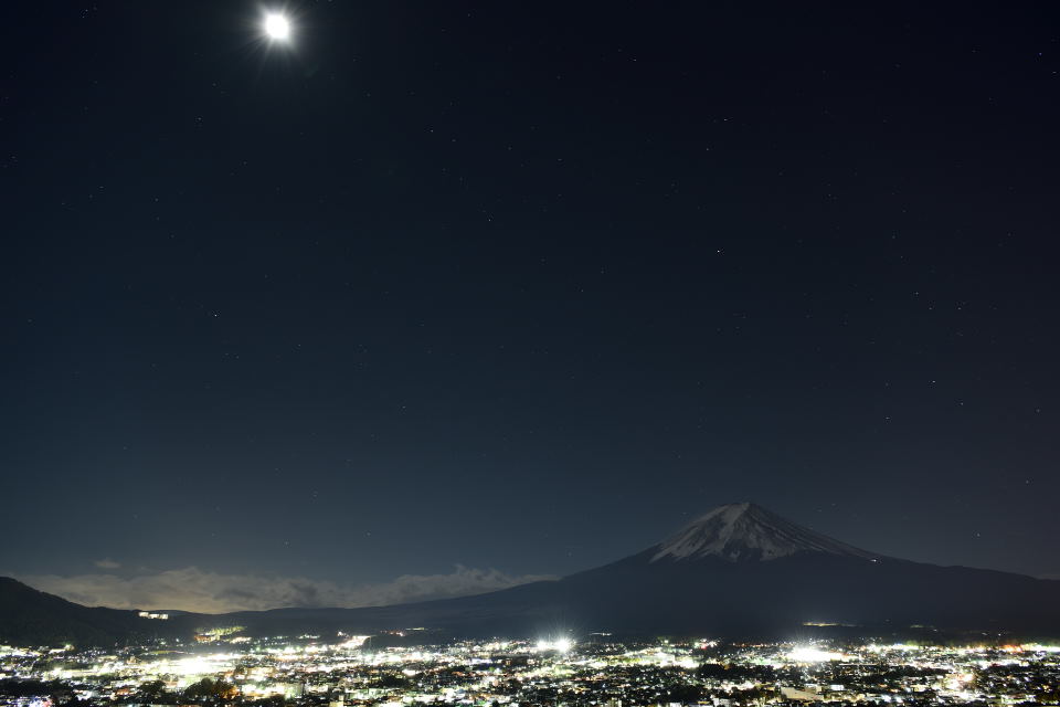 月光に照らされる富士